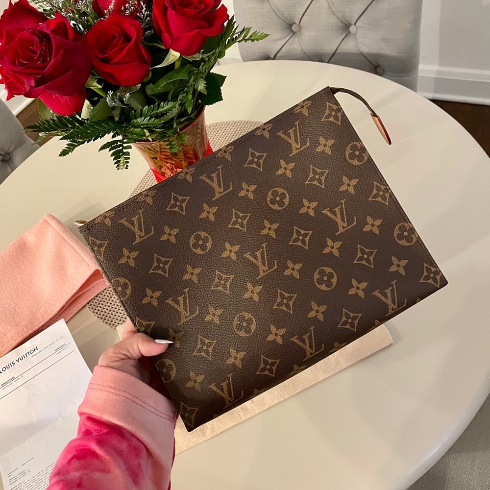Louis Vuitton Toiletry 26